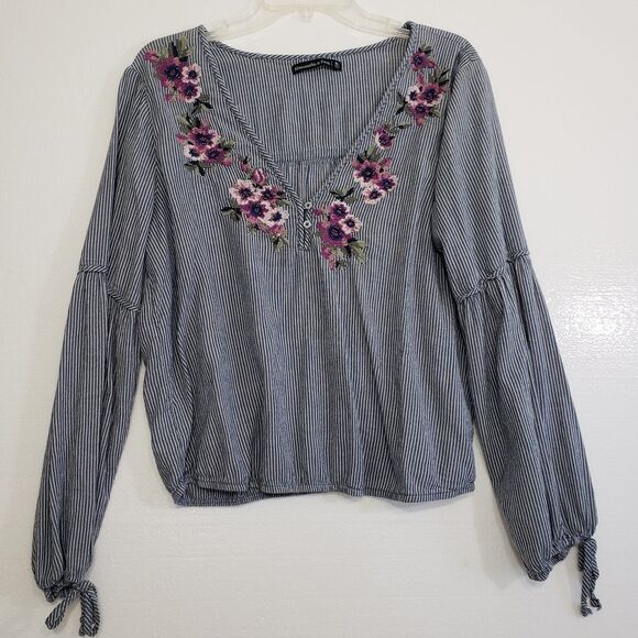 Abercrombie & Fitch Woman's V-Neck Embroidered Blouse with Tie Sleeves, Size XL - Picture 6 of 6